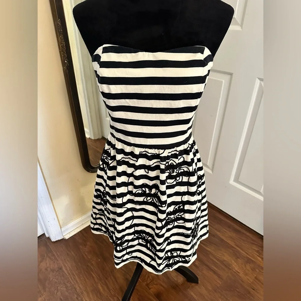 Lilly Pulitzer Payton Dress with white and black Swizzle Stripe - Picture 5 of 12
